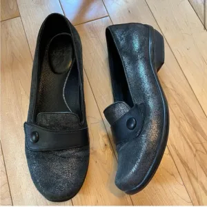 Dansko Olena Pewter Metallic Comfort Flats black gray size 40