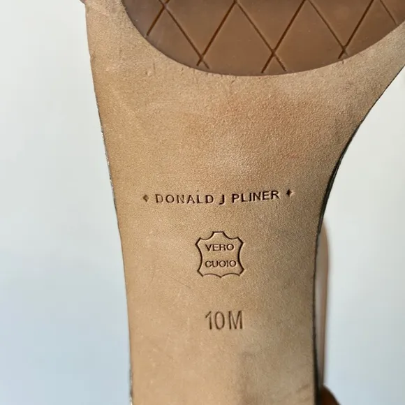 Donald J Pliner Viva Suede Leather T Strap Sandals‎