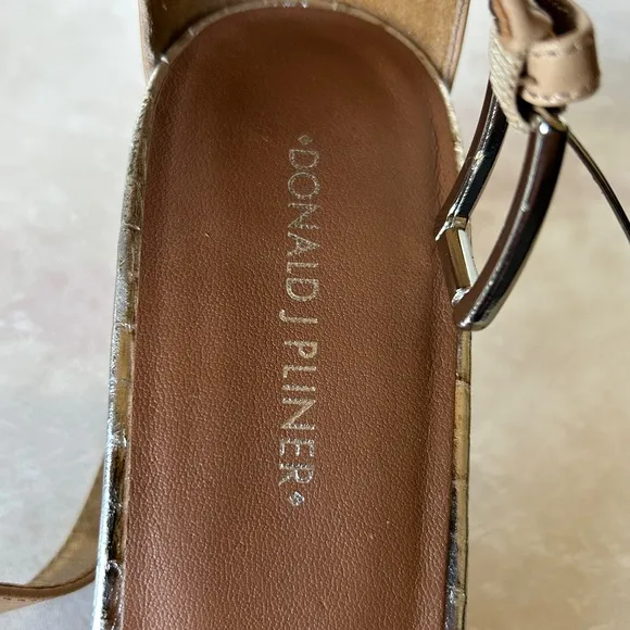 Donald J Pliner Viva Suede Leather T Strap Sandals‎