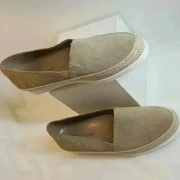 Donald/pliner slip on flats size 7M (PERCI )