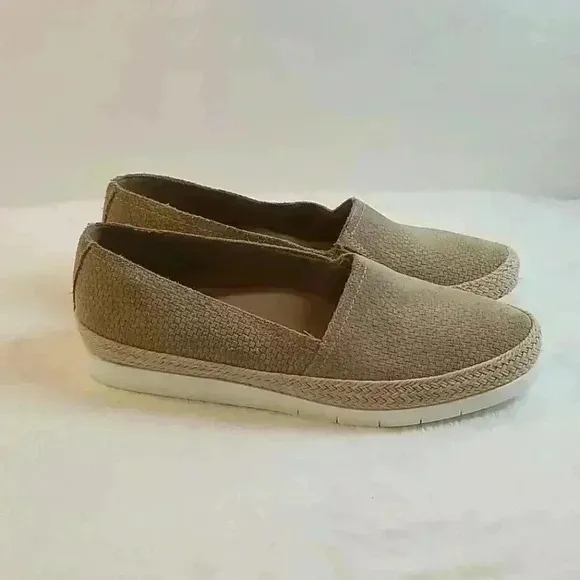 Donald/pliner slip on flats size 7M (PERCI )