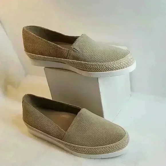Donald/pliner slip on flats size 7M (PERCI )
