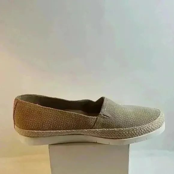 Donald/pliner slip on flats size 7M (PERCI )