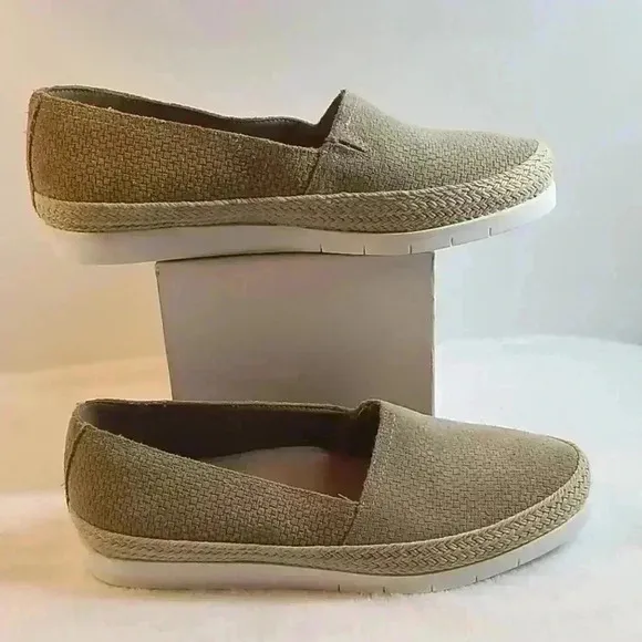 Donald/pliner slip on flats size 7M (PERCI )