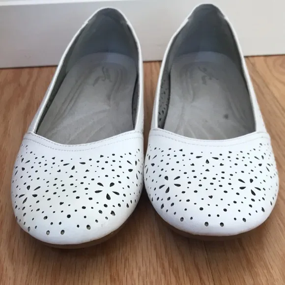 Easy Street 9 M white flats with heart perforations.