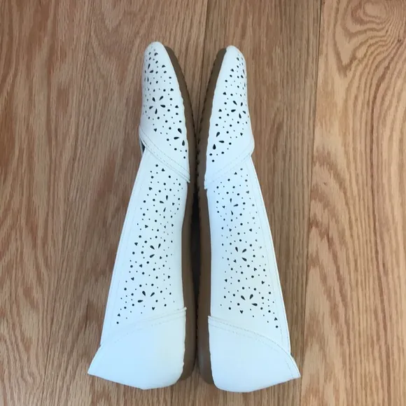 Easy Street 9 M white flats with heart perforations.
