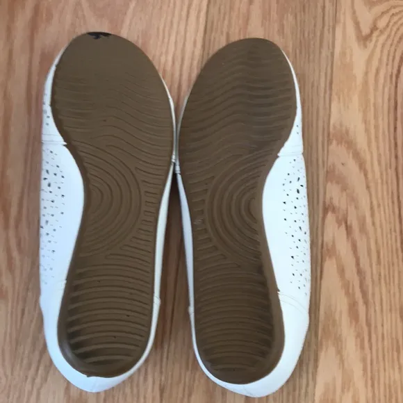 Easy Street 9 M white flats with heart perforations.