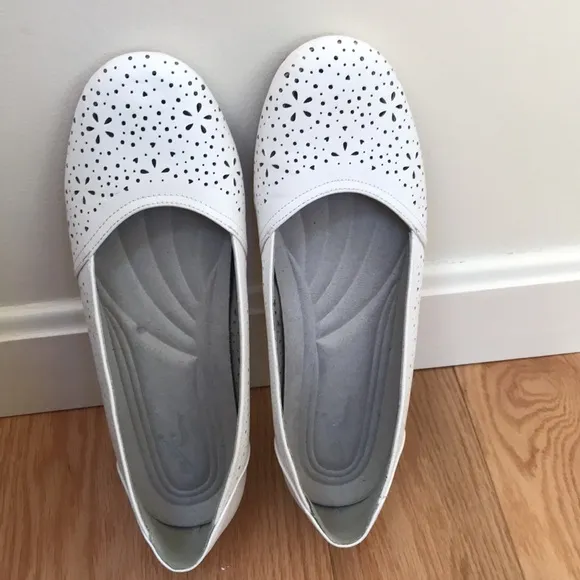 Easy Street 9 M white flats with heart perforations.