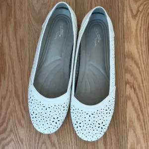 Easy Street 9 M white flats with heart perforations.