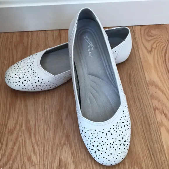 Easy Street 9 M white flats with heart perforations.