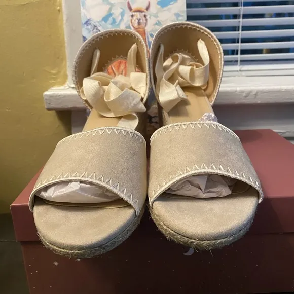 Elegant Beige Wedge Espadrilles