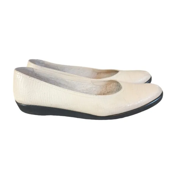 Ferragamo Snake Embossed Cream Leather Flats Size 8.5