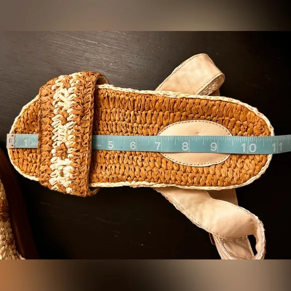 Free People Roma Raffia Sandals Size 9 Boho Woven EUC Tan White Ankle