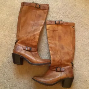 FRYE CARMEN Saddle Leather Designer MEXICO Inside Zip Knee High Boots