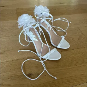 Gianni Bini x Caelynn Bell - Papillon Flower Ankle Wrap Strappy Sandals in White
