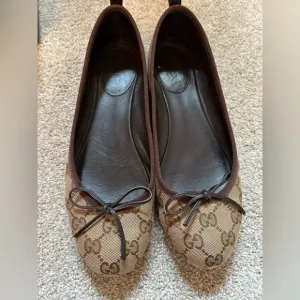 Gucci Flat with Iconic GG Monogram Size 38 US size 8