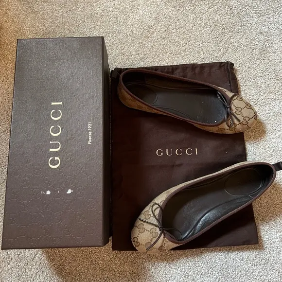 Gucci Flat with Iconic GG Monogram Size 38 US size 8