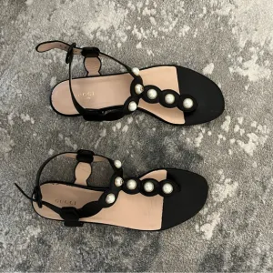 Gucci Pearl t-strap Sandals - size 39.5 - like new!