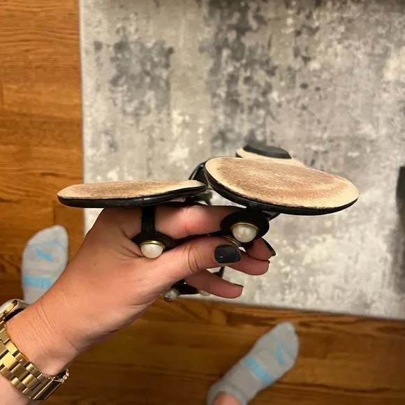 Gucci Pearl t-strap Sandals - size 39.5 - like new!