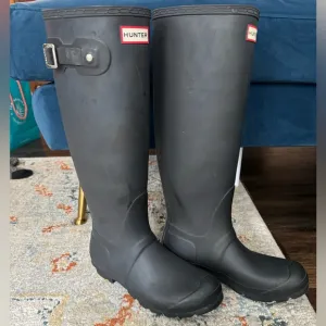 Hunters Matte black boots