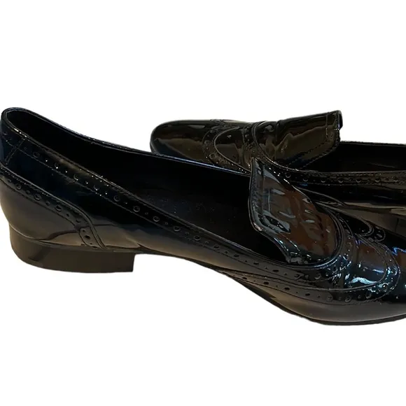 IVANKA TRUMP size 10 black classic patent leather wing tip loafers