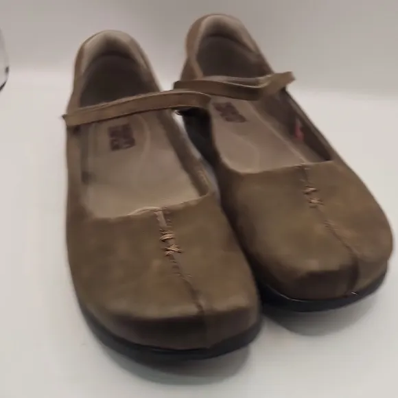 Kalso Earth Shoe Brown Suede Flats with Strap and Sturdy Sole Size 7B
