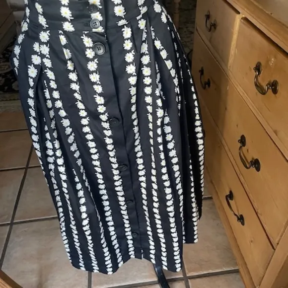 MAJE COTTON BLACK BACKGROUND DAISY BUTTON DOWN FRONT SKIRT- EXCELLENT CONDITION