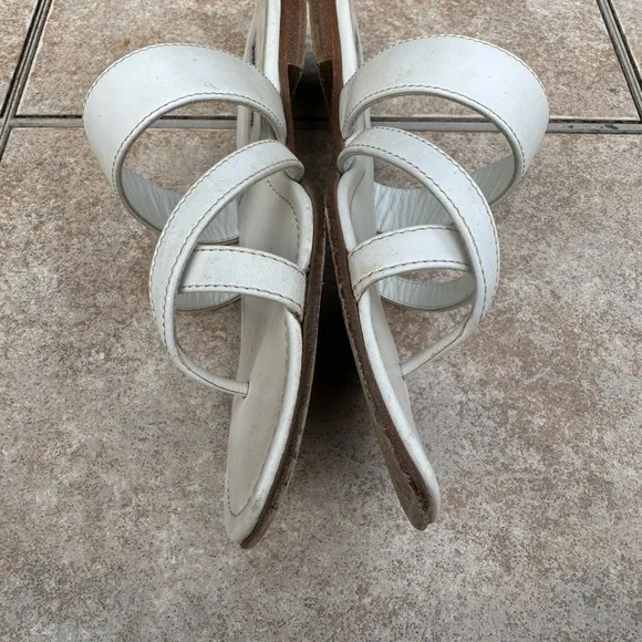 Manolo BlahnikSusa Flat Leather Sandals