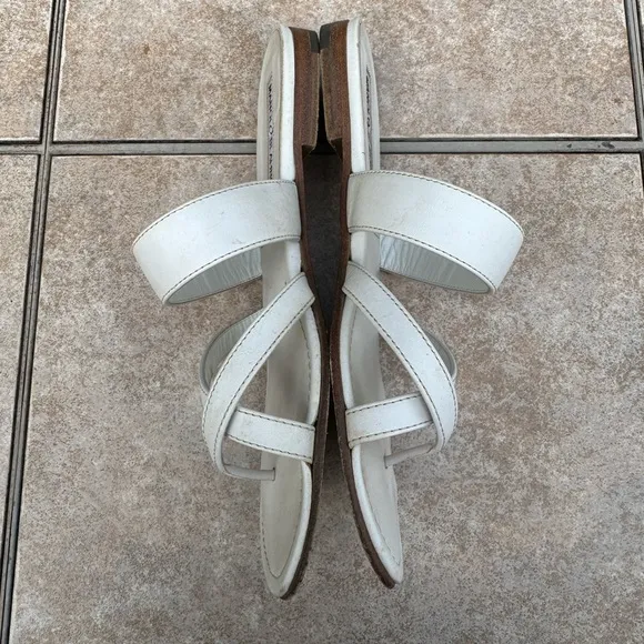Manolo BlahnikSusa Flat Leather Sandals
