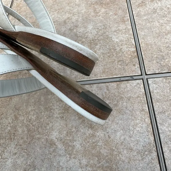 Manolo BlahnikSusa Flat Leather Sandals