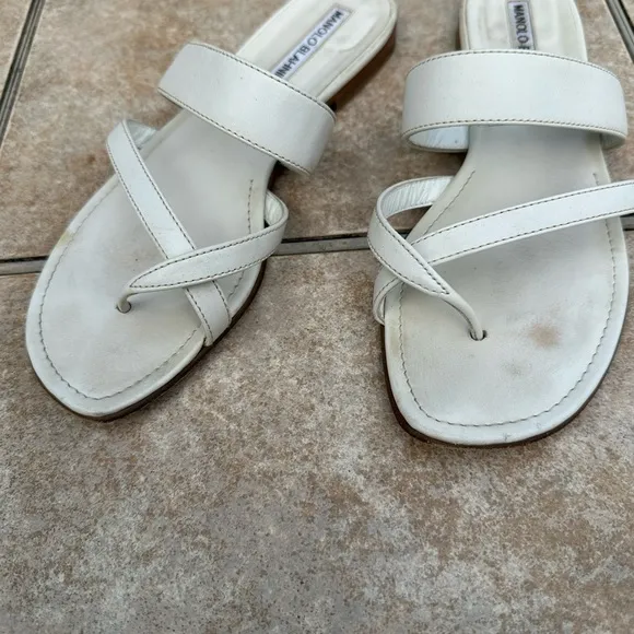 Manolo BlahnikSusa Flat Leather Sandals