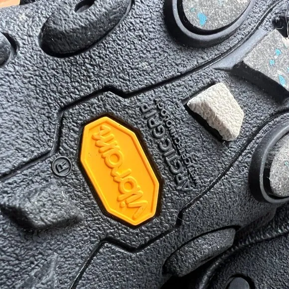 Merrell Jungle Mid Zip Polar Insulated Boots in black with Vibram Arctic Grip