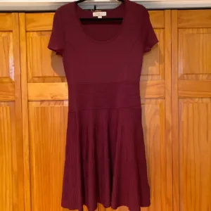 Michael Kors Fit and Flare Burgundy Dress Size Large, Short Sleeve Scoop…
