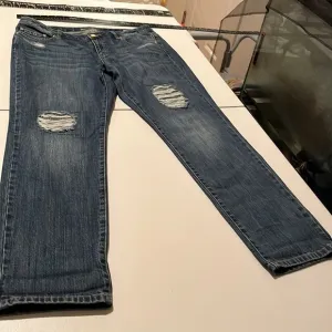 MICHAEL KORS size 10 boyfriend jeans DILLON Relaxed distressed sequin detail