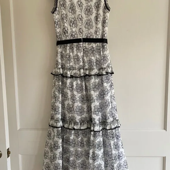 ML Monique Lhuillier  white and black lace gown!