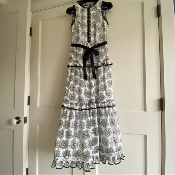 ML Monique Lhuillier  white and black lace gown!