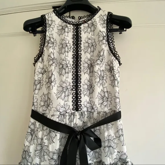 ML Monique Lhuillier  white and black lace gown!