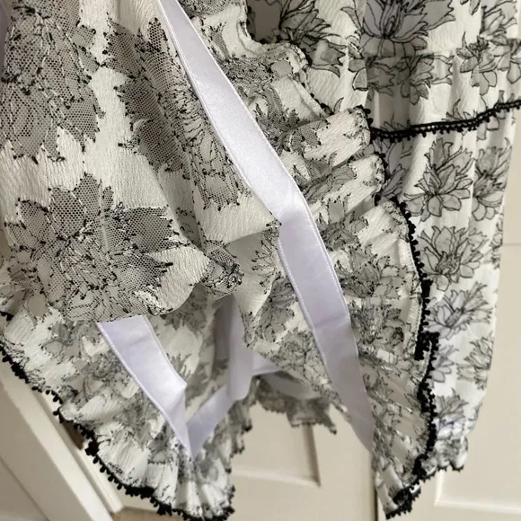 ML Monique Lhuillier  white and black lace gown!
