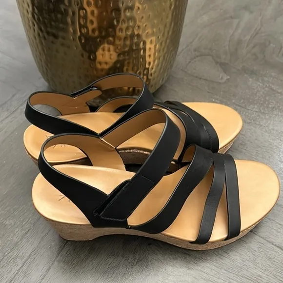 NATURALIZER Cynthia Ankle Strap Sandals (WIDE)