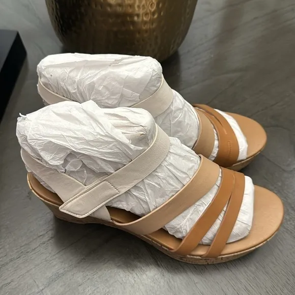 NATURALIZER Cynthia Ankle Strap Sandals