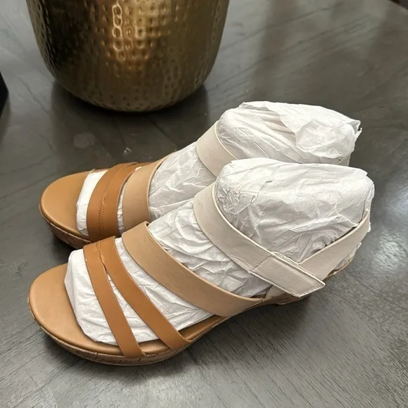 NATURALIZER Cynthia Ankle Strap Sandals