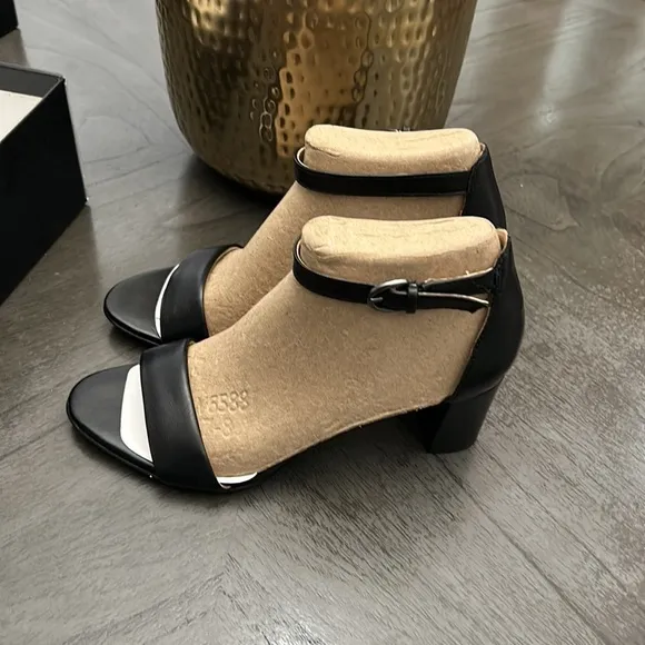 NATURALIZER Vera Ankle Strap Sandals