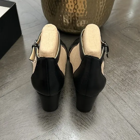 NATURALIZER Vera Ankle Strap Sandals