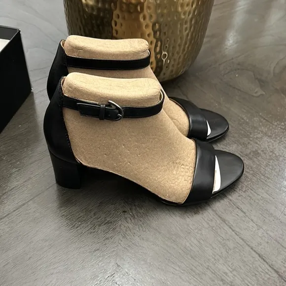 NATURALIZER Vera Ankle Strap Sandals