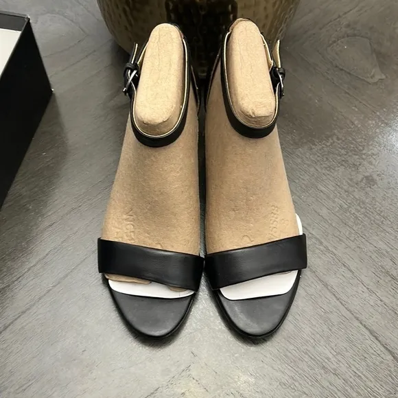 NATURALIZER Vera Ankle Strap Sandals