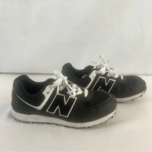 NEW BALANCE GC574BW1  Kids Black and White SneakersSize: USA 4
