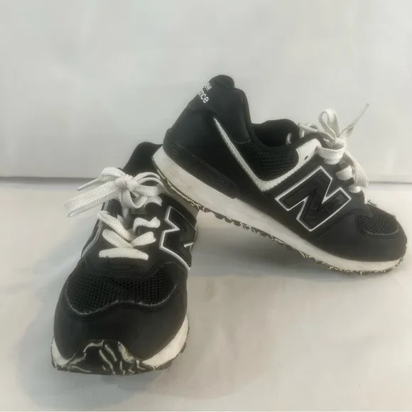 NEW BALANCE GC574BW1  Kids Black and White SneakersSize: USA 4
