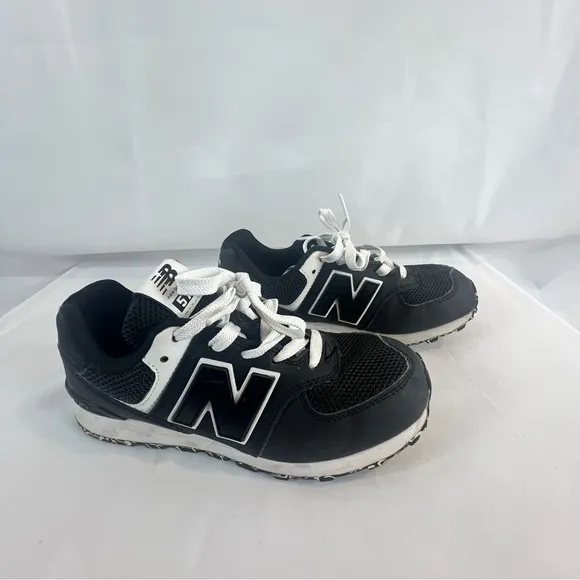 NEW BALANCE GC574BW1  Kids Black and White SneakersSize: USA 4