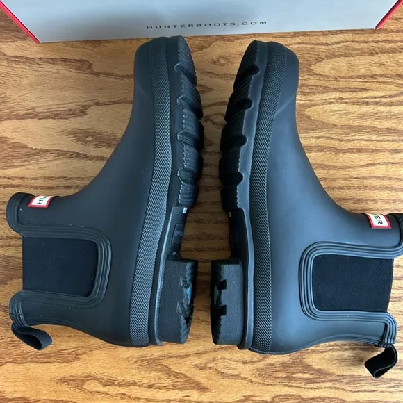 NEW IN BOX - Hunter Men’s Original Chelsea Boots - Size 9 - Black