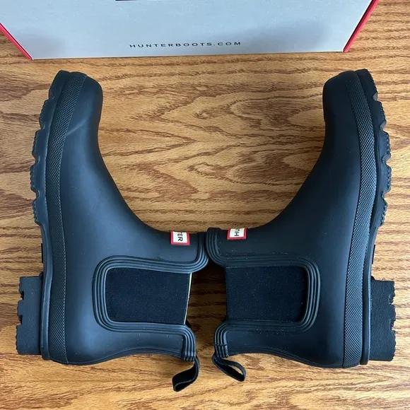 NEW IN BOX - Hunter Men’s Original Chelsea Boots - Size 9 - Black